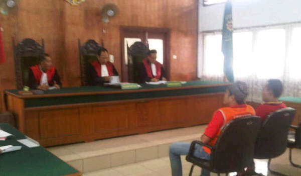 Dua kakak beradik Lukman dan Deni menjalani sidang di Pengadilan Negeri Jambi